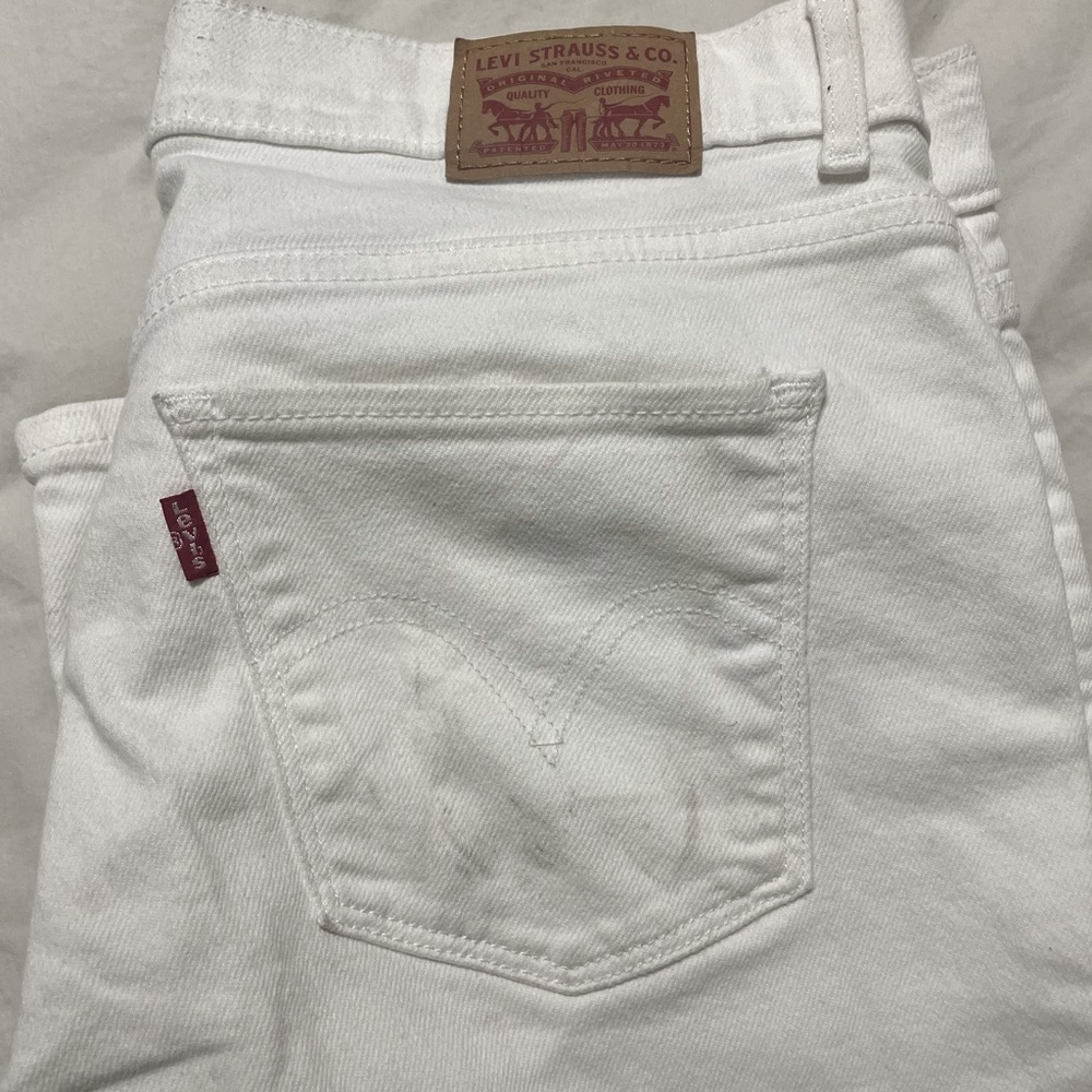size 31 straight leg Levi’s white jeans